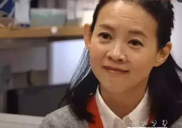 48歲曾寶儀素顏照曝光,越長越像曾志偉,有皺紋卻最真實