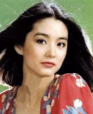 林青霞真不適合短發,穿長裙戴珍珠一身富太太打扮,短發卻顯男相