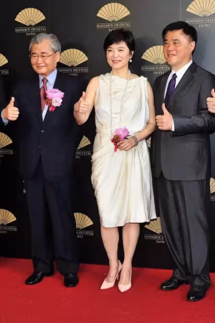 林青霞真不適合短發,穿長裙戴珍珠一身富太太打扮,短發卻顯男相