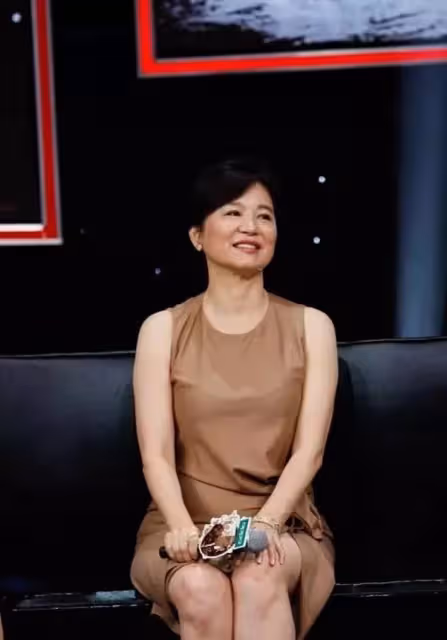 林青霞真不適合短發,穿長裙戴珍珠一身富太太打扮,短發卻顯男相