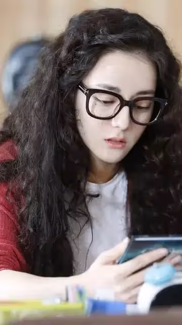 成名之前的女神熱巴,光鮮背後也有辛酸史