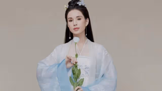 55歲李若彤自贊「豆蔻年華」　網民吐槽：有點過了