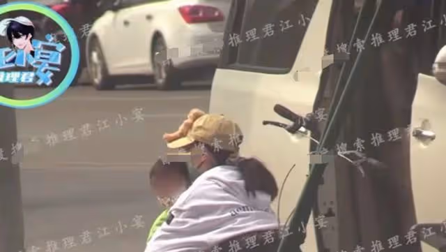 譚維維被拍已升級當媽,與丈夫帶兒女外出,一家四口同框畫面溫馨