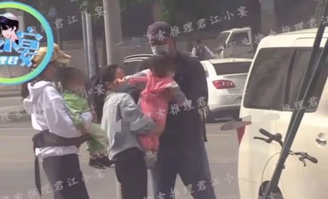 譚維維被拍已升級當媽,與丈夫帶兒女外出,一家四口同框畫面溫馨