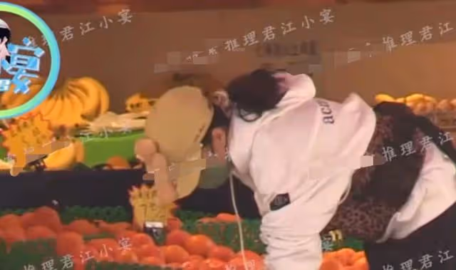 譚維維被拍已升級當媽,與丈夫帶兒女外出,一家四口同框畫面溫馨