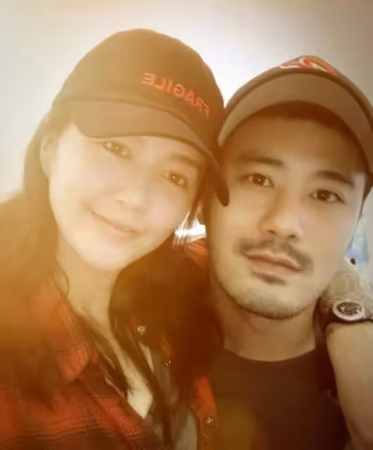 譚維維被拍已升級當媽,與丈夫帶兒女外出,一家四口同框畫面溫馨