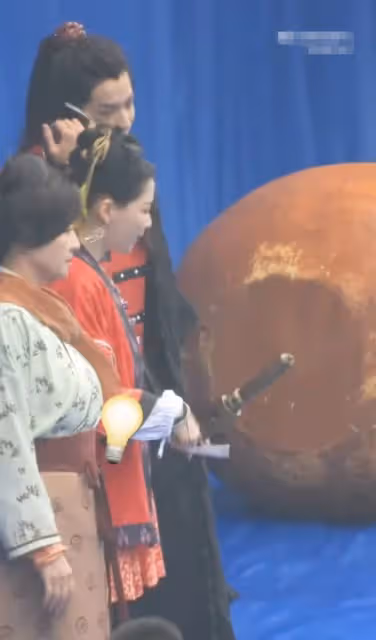 宋丹丹片場頻翻白眼!金靖三次套近乎遭嫌棄,張一山表情顯尷尬