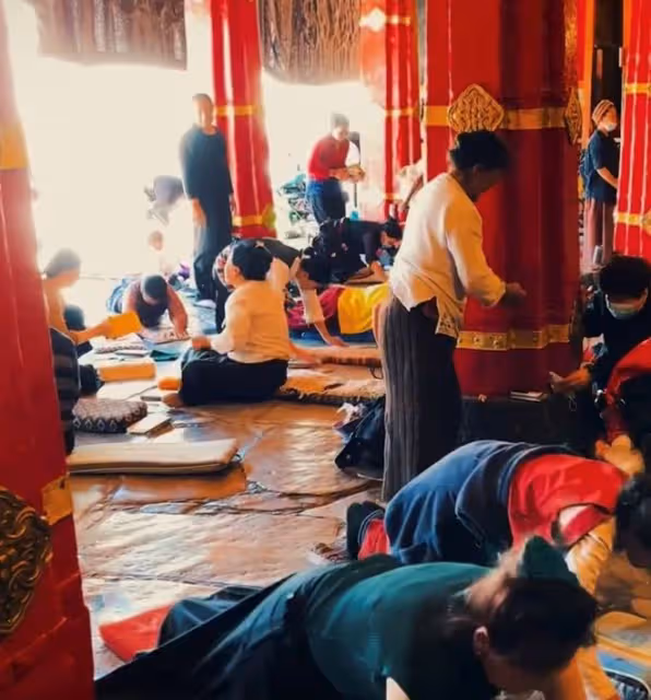 60歲火風拉薩拜佛,手拿佛珠戴滿珠寶飾品,18歲高顏值女兒罕露面