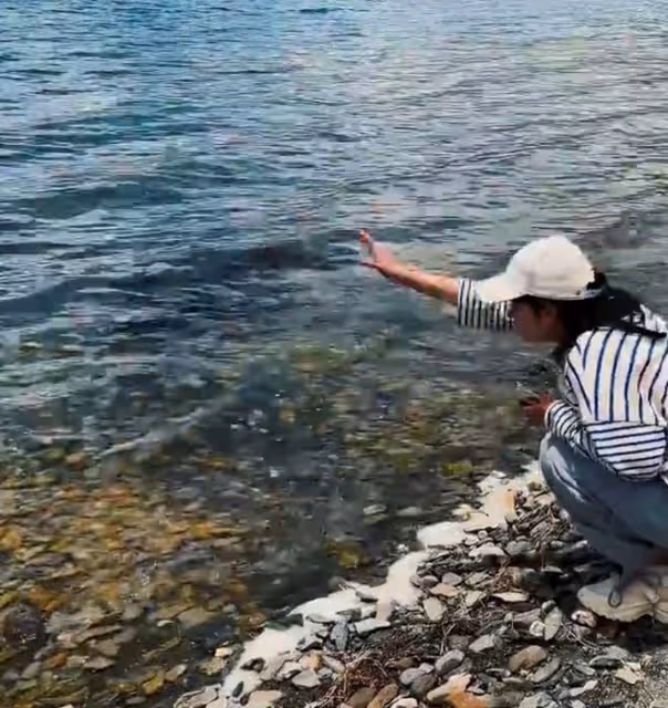 60歲火風拉薩拜佛,手拿佛珠戴滿珠寶飾品,18歲高顏值女兒罕露面