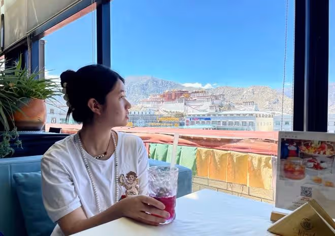 60歲火風拉薩拜佛,手拿佛珠戴滿珠寶飾品,18歲高顏值女兒罕露面