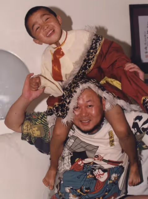 60歲火風拉薩拜佛,手拿佛珠戴滿珠寶飾品,18歲高顏值女兒罕露面
