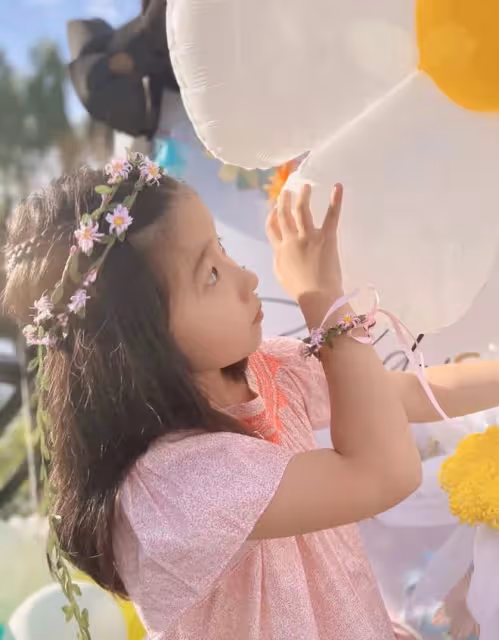 張亮女兒喜慶7歲生日！氣質出眾長腿矚目，與爸爸哥哥如複製粘貼