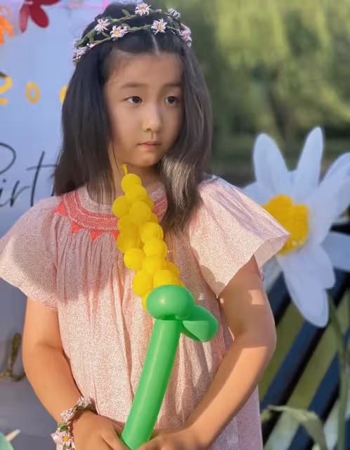 張亮女兒喜慶7歲生日！氣質出眾長腿矚目，與爸爸哥哥如複製粘貼