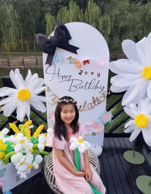 張亮女兒喜慶7歲生日！氣質出眾長腿矚目，與爸爸哥哥如複製粘貼