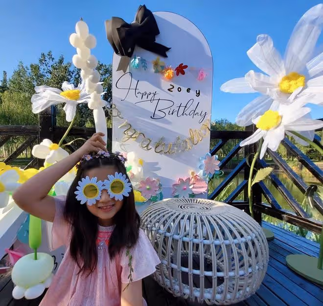 張亮女兒喜慶7歲生日！氣質出眾長腿矚目，與爸爸哥哥如複製粘貼