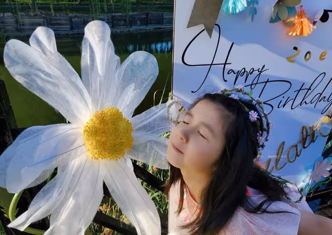 張亮女兒喜慶7歲生日！氣質出眾長腿矚目，與爸爸哥哥如複製粘貼