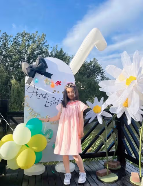 張亮女兒喜慶7歲生日!氣質出眾長腿矚目,與爸爸哥哥如複製粘貼