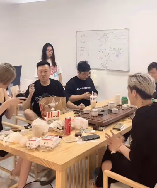 35歲葛薈婕新男友疑似曝光!與前夫汪峰太相似,合體直播互動親密