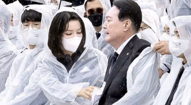 「頂流」韓國第一夫人雨中營業!尹錫悅幫她穿雨衣,少女臉太美了