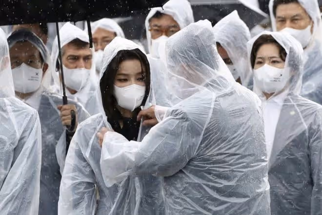 「頂流」韓國第一夫人雨中營業!尹錫悅幫她穿雨衣,少女臉太美了