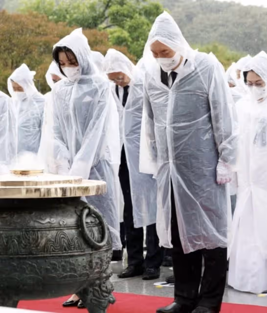「頂流」韓國第一夫人雨中營業!尹錫悅幫她穿雨衣,少女臉太美了