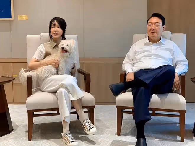 「頂流」韓國第一夫人雨中營業!尹錫悅幫她穿雨衣,少女臉太美了