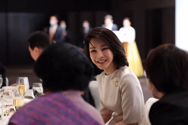 「頂流」韓國第一夫人雨中營業!尹錫悅幫她穿雨衣,少女臉太美了