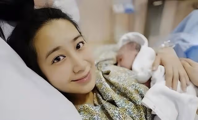 恭喜!香港知名歌手突然宣布產下第三胎,懷孕期間全程保密