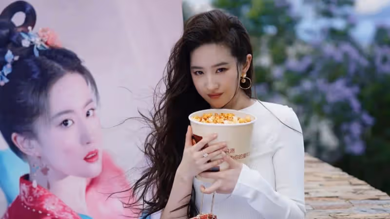 新劇創下好口碑　傳劉亦菲給劇組每人買LV名牌包