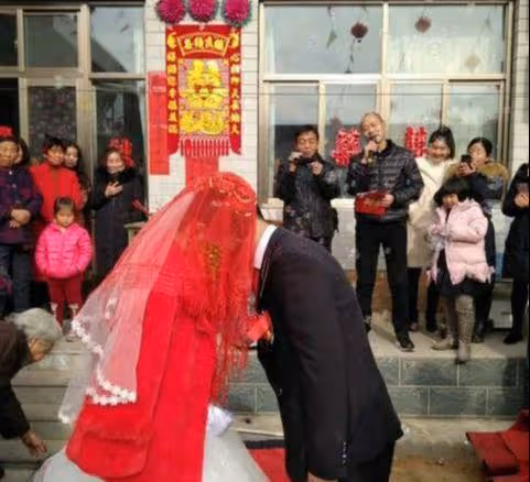 爸媽存了25萬養老錢,弟弟想借20萬做生意,我反對後弟弟跟我翻臉