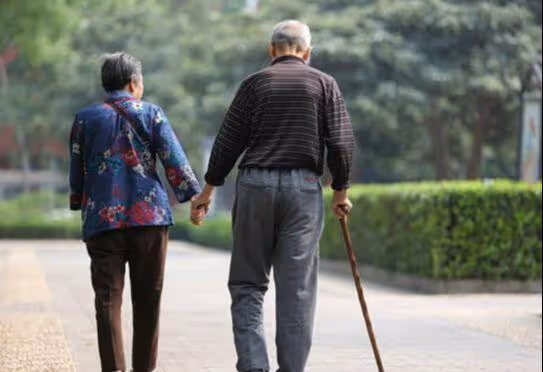 鄰居家大兒子38歲未婚,我把二婚表姐介紹給他,鄰居卻和我翻臉