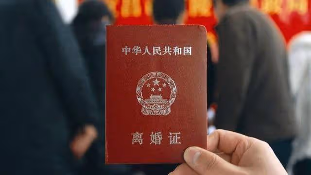 離婚三年,半夜前夫讓我帶他女兒去醫院,現任老公開車陪我一起去
