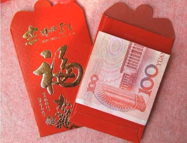 第一次去男友家上門,男友父母給我一百紅包,我當面扔地上走人