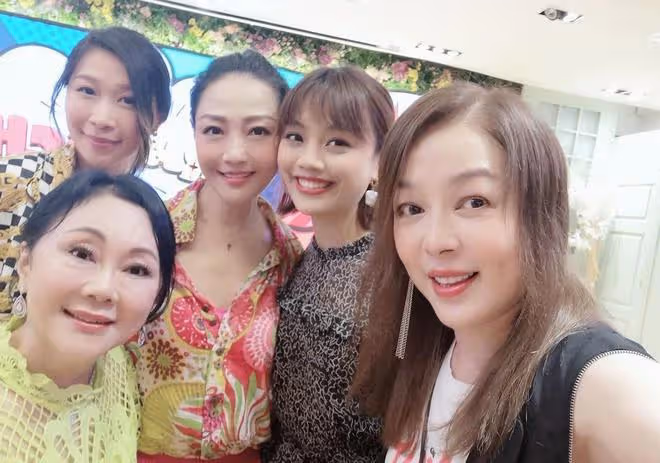 童年女神陳加玲罕露面!54歲轉行經商成富婆,與洋男友堅持不結婚