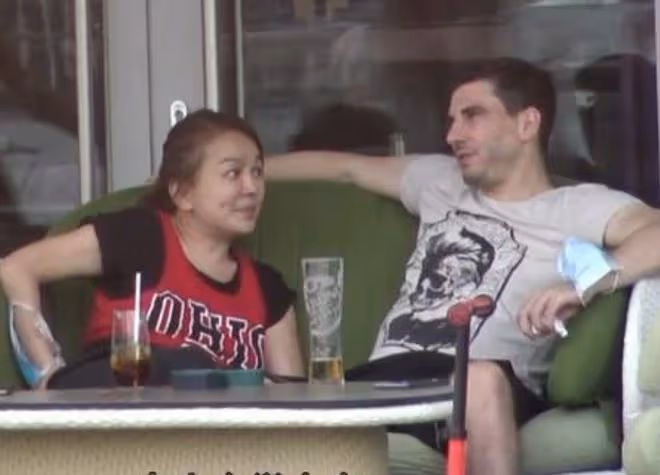 童年女神陳加玲罕露面!54歲轉行經商成富婆,與洋男友堅持不結婚