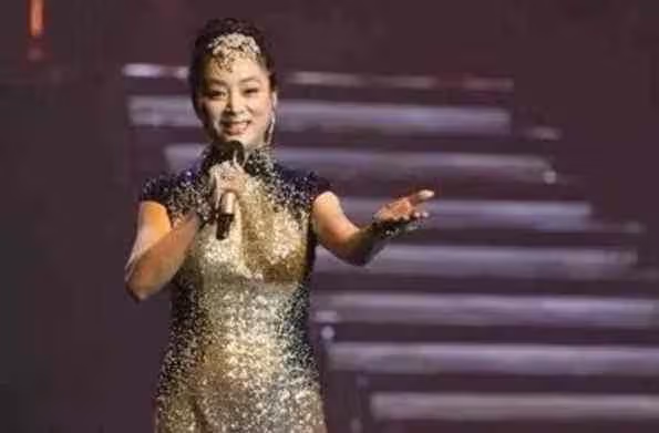 她曾力壓韋唯、毛阿敏奪冠，卻被親弟砸成腦震盪，靠當保姆謀生