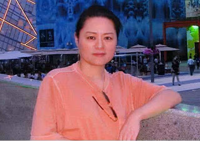 她曾力壓韋唯、毛阿敏奪冠，卻被親弟砸成腦震盪，靠當保姆謀生