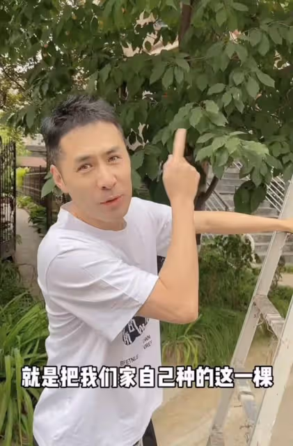 黃征在自家豪宅花園摘櫻桃！一雙兒女罕露面，妻子白得發光身材佳