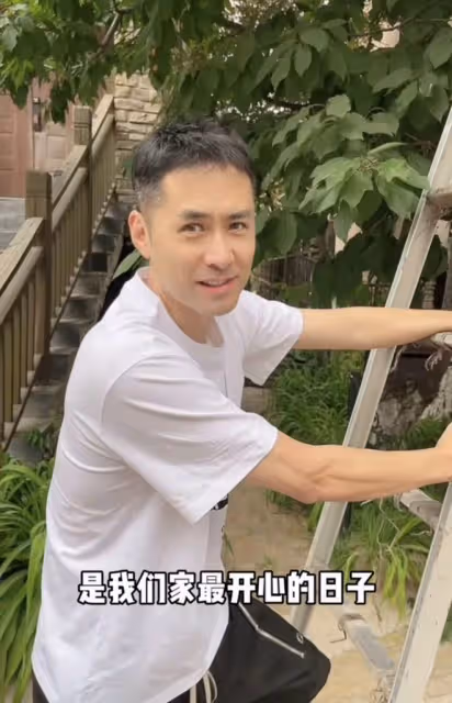 黃征在自家豪宅花園摘櫻桃！一雙兒女罕露面，妻子白得發光身材佳