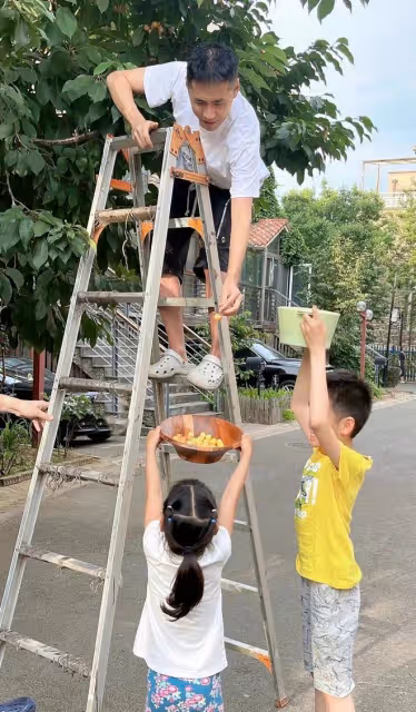 黃征在自家豪宅花園摘櫻桃！一雙兒女罕露面，妻子白得發光身材佳