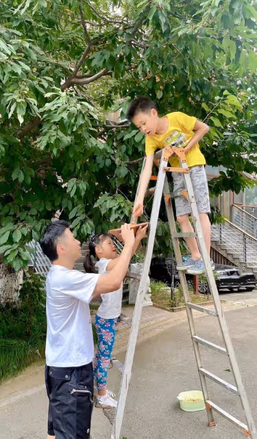 黃征在自家豪宅花園摘櫻桃！一雙兒女罕露面，妻子白得發光身材佳