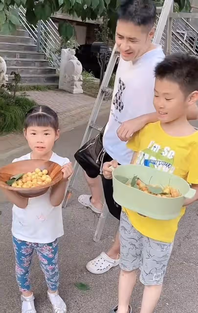 黃征在自家豪宅花園摘櫻桃！一雙兒女罕露面，妻子白得發光身材佳