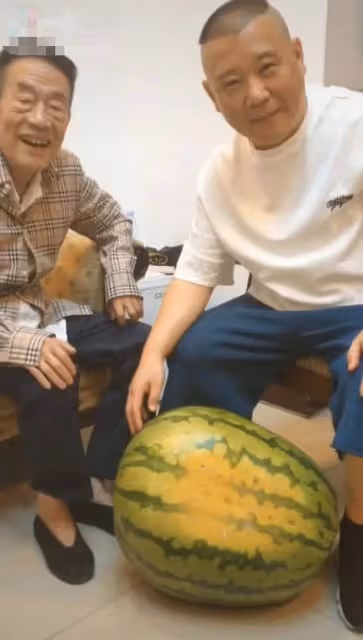 郭德綱帶西瓜看望楊少華，彎腰低頭顯謙卑，楊議吞雲吐霧架勢足
