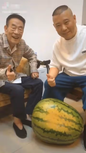 郭德綱帶西瓜看望楊少華，彎腰低頭顯謙卑，楊議吞雲吐霧架勢足