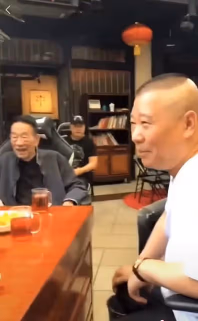 郭德綱帶西瓜看望楊少華，彎腰低頭顯謙卑，楊議吞雲吐霧架勢足