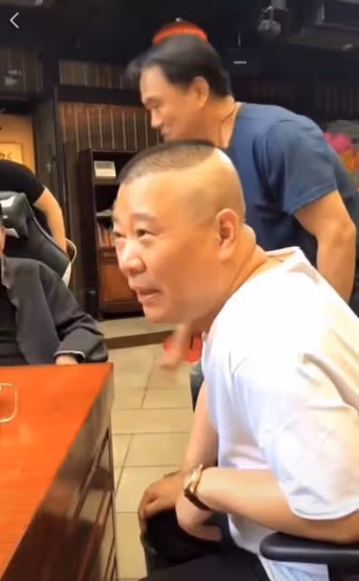 郭德綱帶西瓜看望楊少華，彎腰低頭顯謙卑，楊議吞雲吐霧架勢足