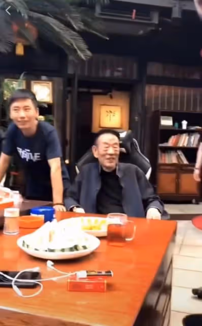 郭德綱帶西瓜看望楊少華，彎腰低頭顯謙卑，楊議吞雲吐霧架勢足