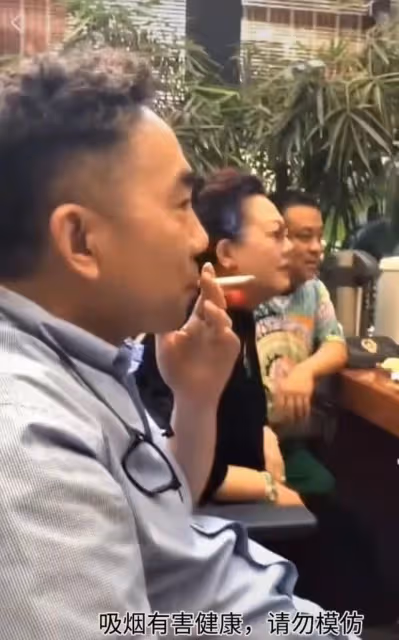 郭德綱帶西瓜看望楊少華，彎腰低頭顯謙卑，楊議吞雲吐霧架勢足