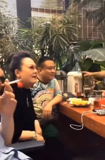 郭德綱帶西瓜看望楊少華，彎腰低頭顯謙卑，楊議吞雲吐霧架勢足