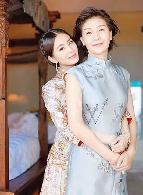 吳奇隆與岳母是同輩人!兩人僅相差2歲,岳母「修身旗袍」端莊大氣,照片顯年輕,網友:這聲「媽」根本叫不出口